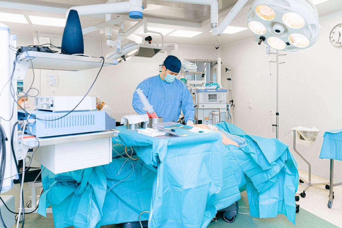 Operationssaal mit OP-Tisch und Chirurg